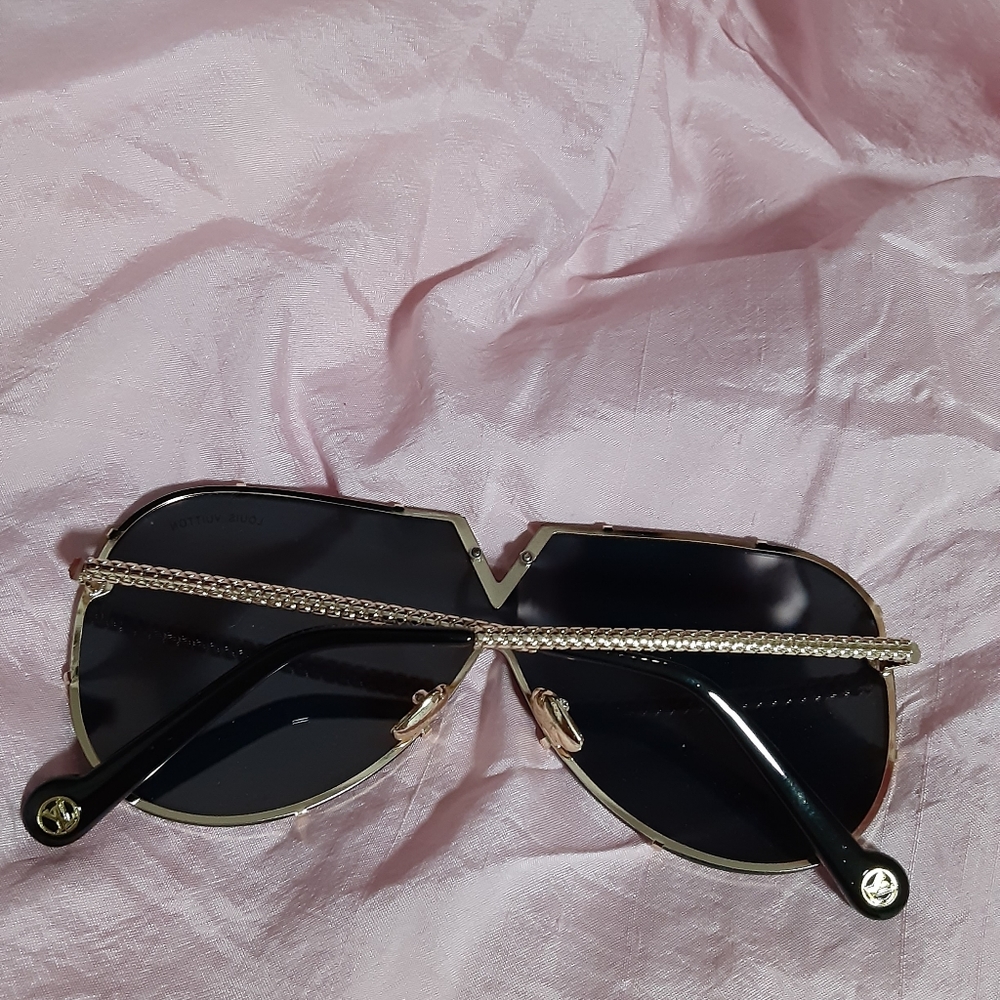 LOUIS VUITTON SUNGLASSES - Picture 5 of 11